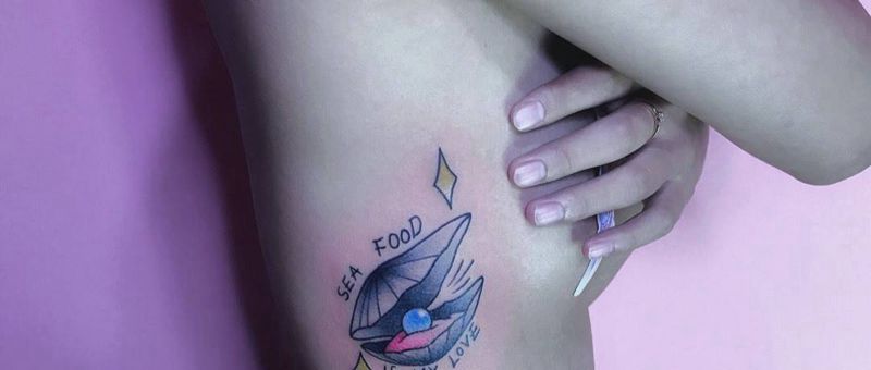 珍珠女孩纹身图片_成品腰部清新纹身图案