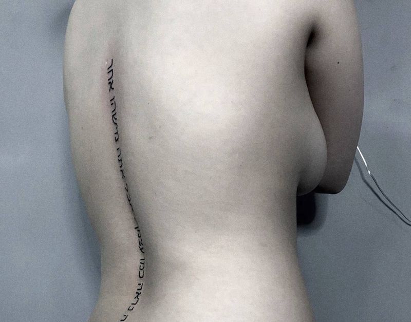 字母纹身图片_成品背部清新字符纹身图案