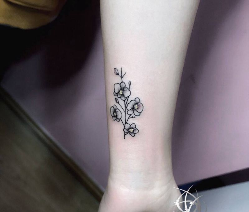 小花纹身图片_手部纹身图案