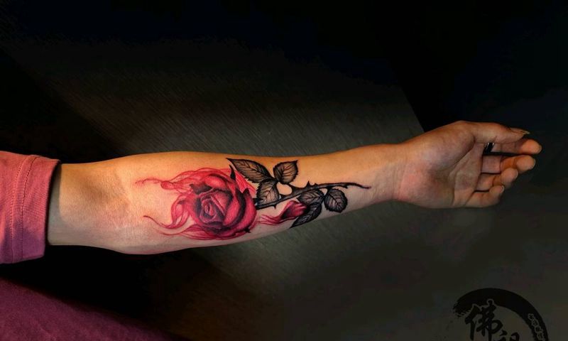 水墨写实风格纹身图片_手臂背部欧美写实水墨纹身图案