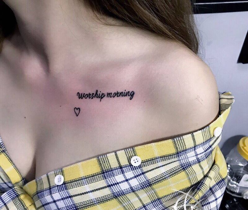 字母纹身图片_胸部纹身图案