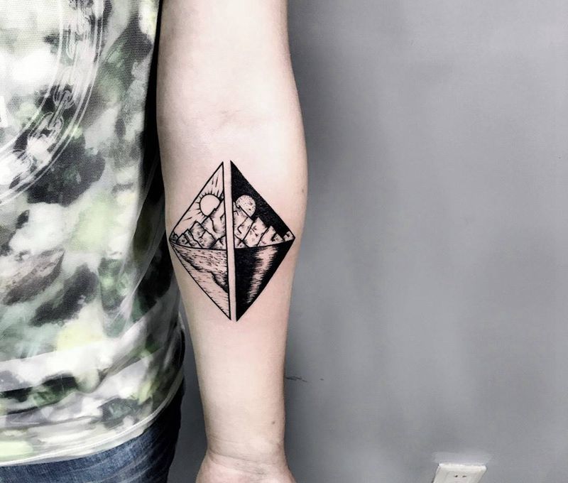 晨曦交替纹身图片_成品手部传统几何纹身图案