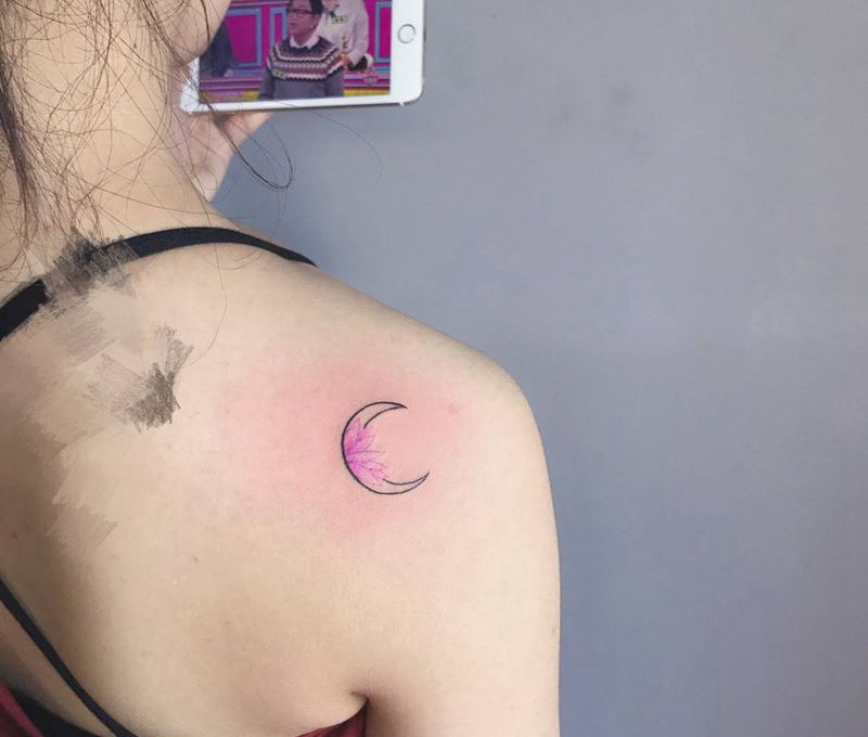 月亮纹身图片_成品肩部清新几何纹身图案