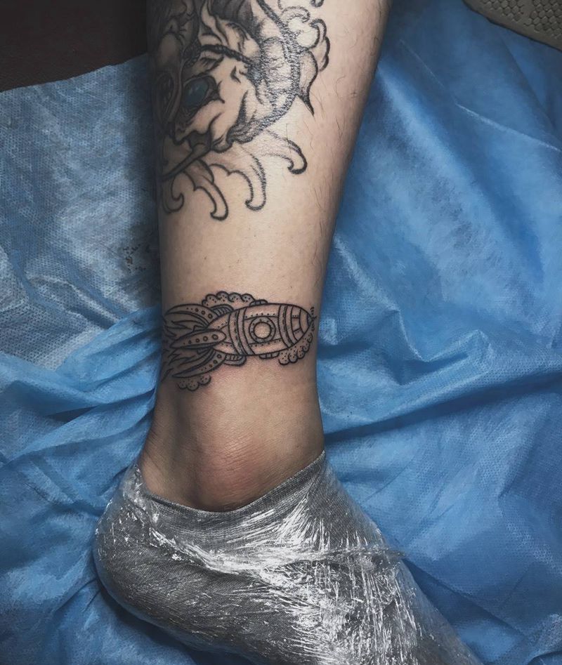 火箭纹身图片_成品腿部欧美几何字符纹身图案