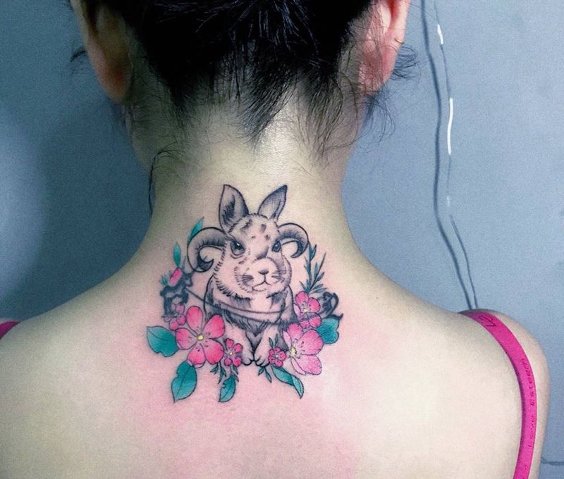 白羊兔子纹身图片_成品颈部欧美清新动物纹身图案