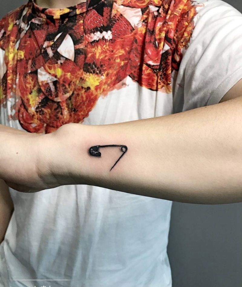 别针纹身图片_成品手部传统写实字符纹身图案