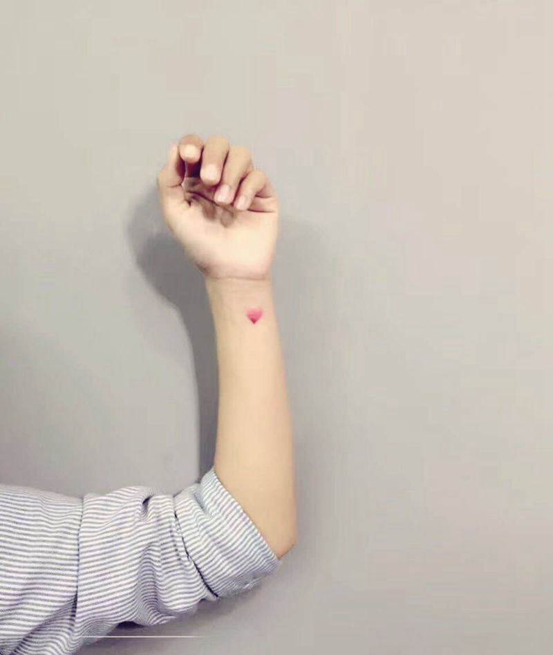 爱心纹身图片_成品手部清新字符纹身图案