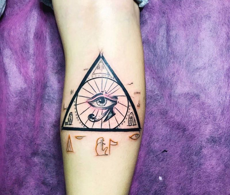 荷鲁斯之眼纹身图片_成品腿部清新欧美鬼神宗教字符纹身图案