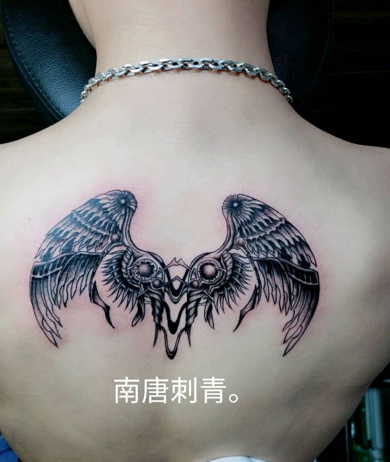 翅膀纹身图片_背部欧美写实纹身图案