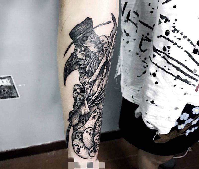 鸟嘴医生纹身图片_成品手臂欧美清新人物鬼神纹身图案