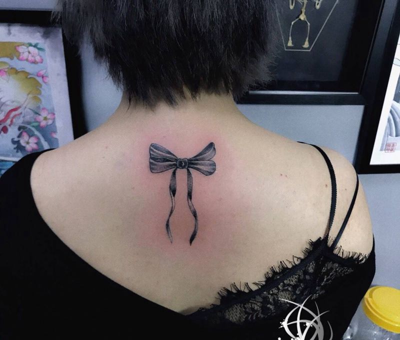 蝴蝶结纹身图片_背部纹身图案