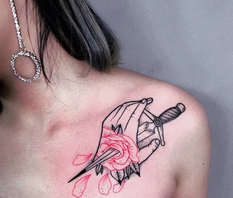 school纹身图片_成品肩部欧美清新人物植物纹身图案