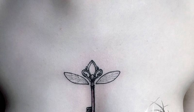 钥匙纹身图片_成品胸部纹身图案