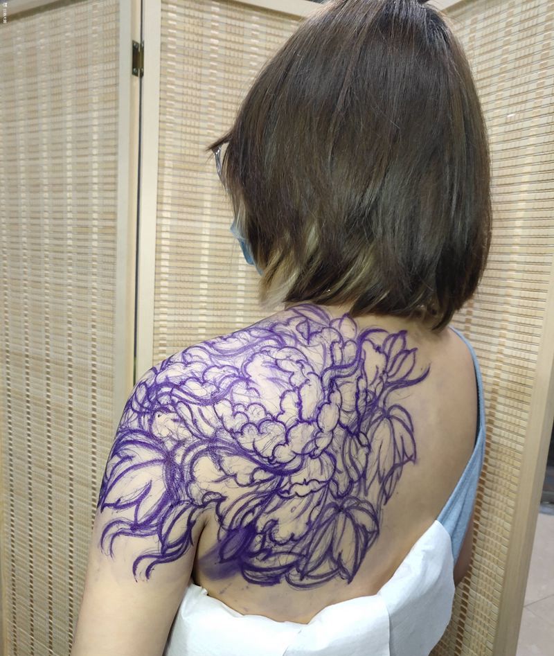 牡丹未完成纹身图片_肩部背部新传统牡丹纹身图案