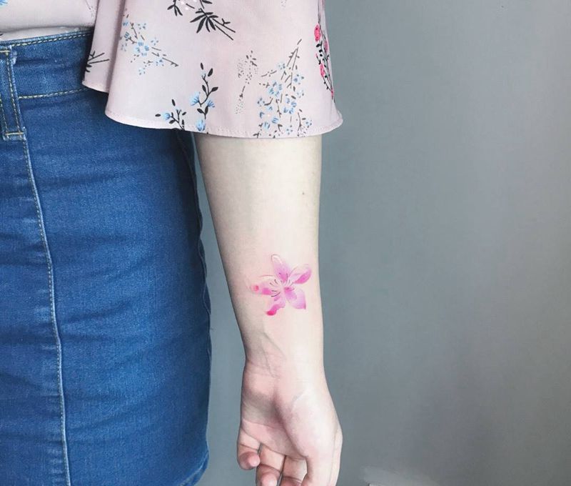 小花纹身图片_成品手部清新植物纹身图案