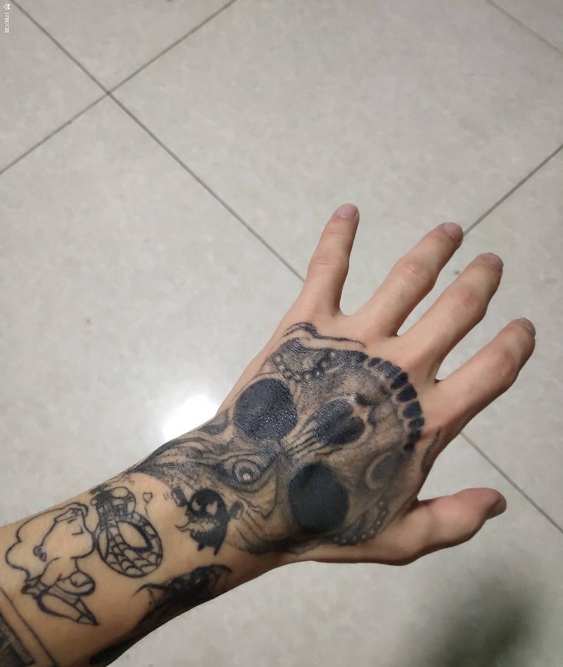 自爆骷髅手背纹身图片_手部点刺欧美写实骷髅眼睛暗黑纹身图案