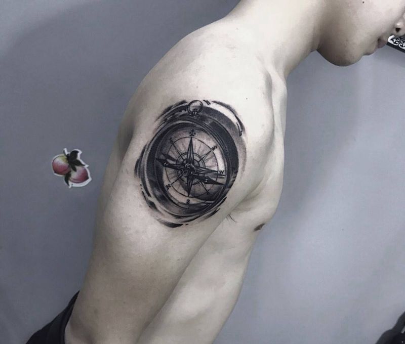 指南针纹身图片_成品手部写实纹身图案