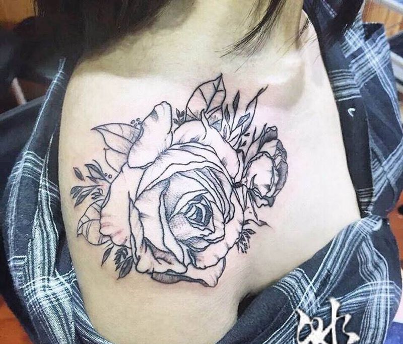 白描玫瑰纹身图片_肩部纹身图案