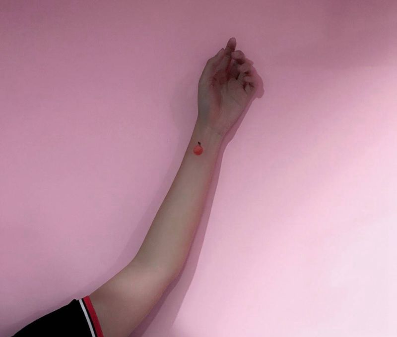 橙子纹身图片_成品手部纹身图案