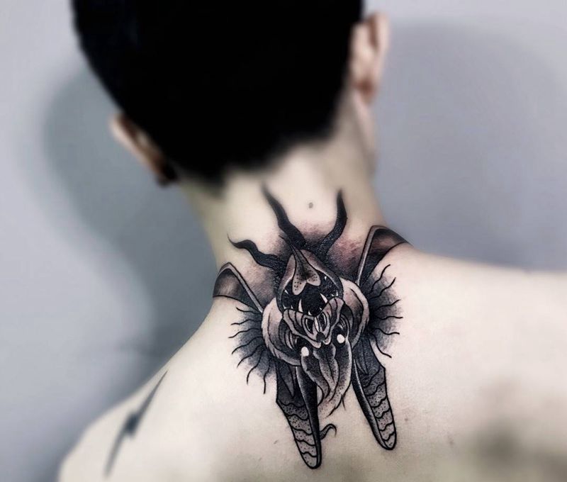 蝙蝠纹身图片_成品颈部欧美动物纹身图案