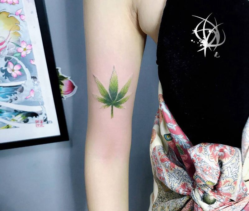 大麻纹身图片_成品手部纹身图案