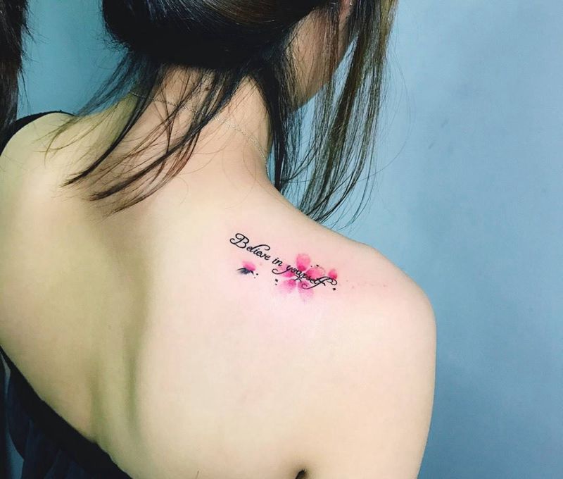 小清新纹身图片_成品肩部清新字符纹身图案