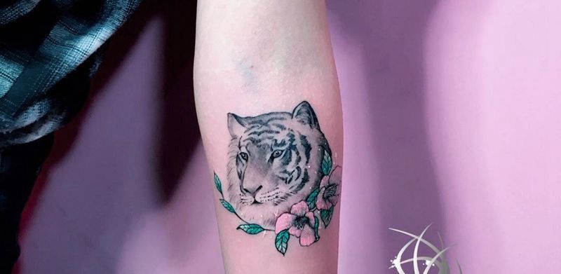 老虎纹身图片_手部纹身图案