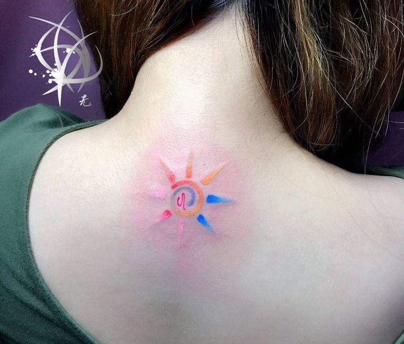 小太阳。纹身图片_成品背部纹身图案