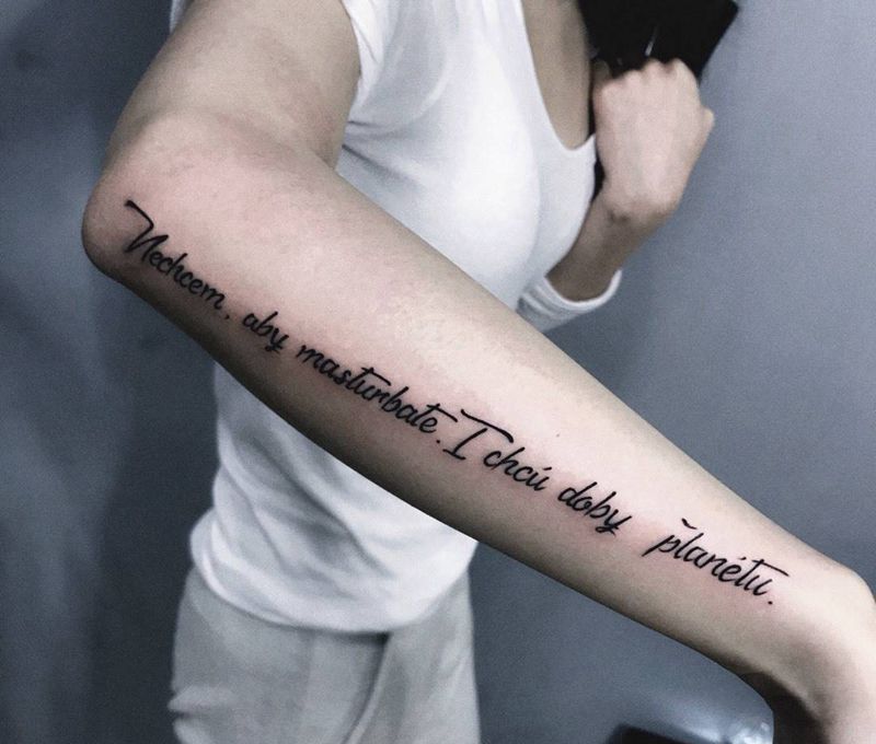 字母纹身图片_成品手部清新纹身图案