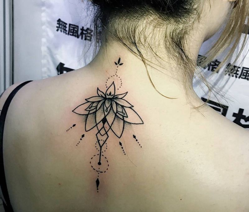 几何纹身图片_成品背部纹身图案