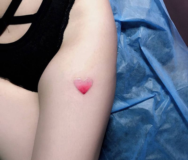 爱心纹身图片_成品腿部纹身图案