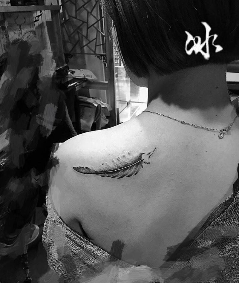 小美女专门坐动车过来的，感人纹身图片_背部纹身图案