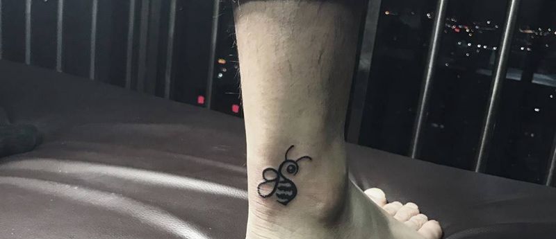 蜜蜂纹身图片_成品腿部清新动物纹身图案