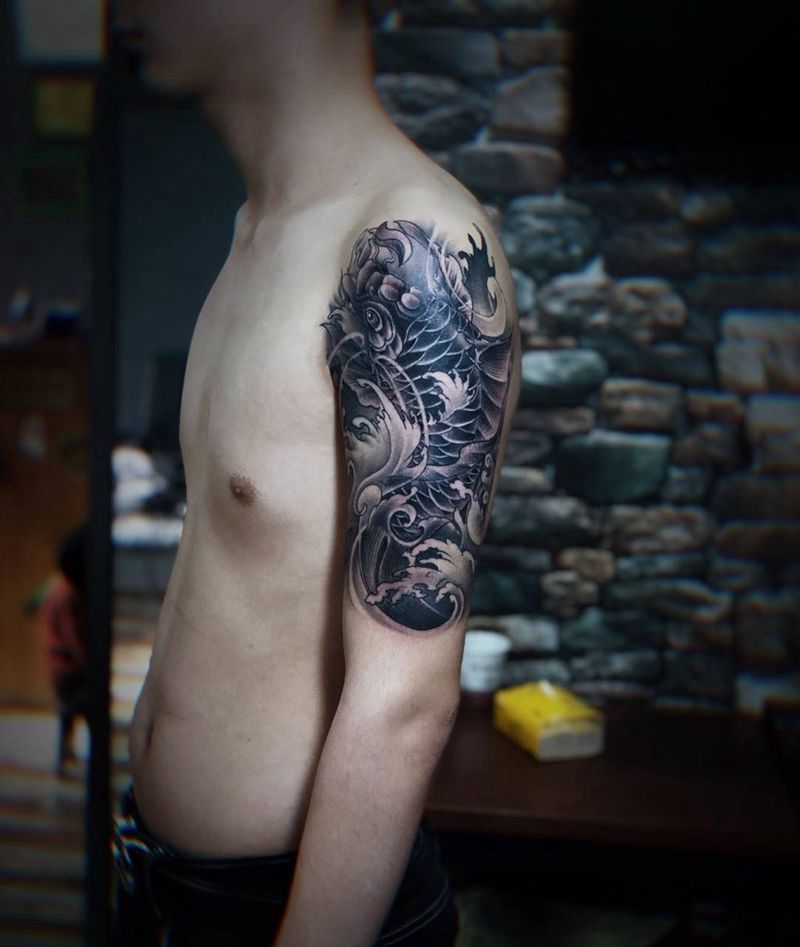 大臂鲤鱼纹身图片