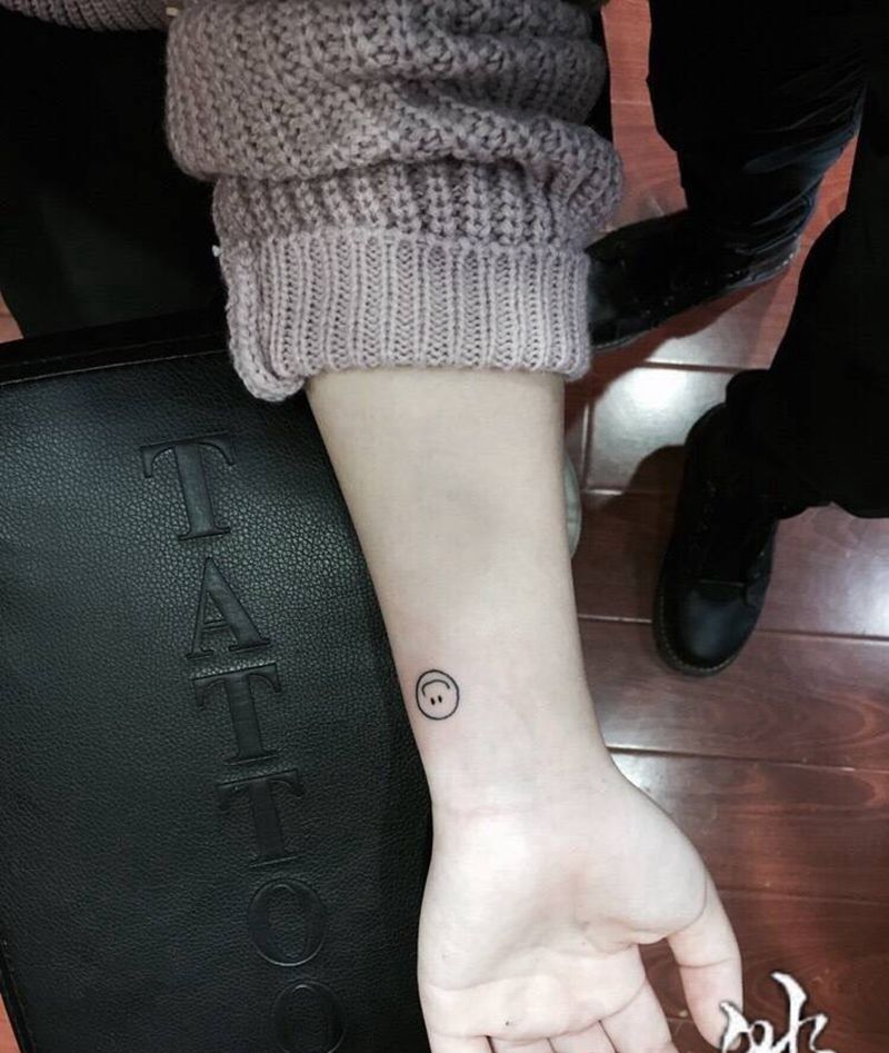 权志龙粉纹身图片_手部纹身图案