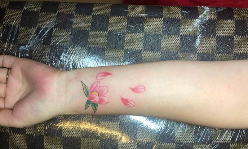 花纹身图片_手臂新传统纹身图案