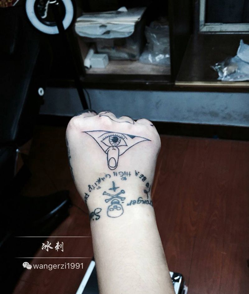 打开你的眼睛,下面字母非本人作品。纹身图片_手部清新人物纹身图案