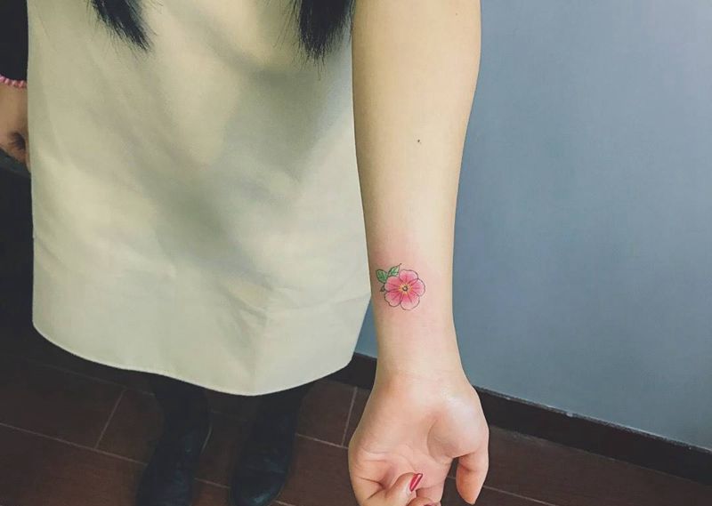 小花纹身图片_成品手部清新植物纹身图案
