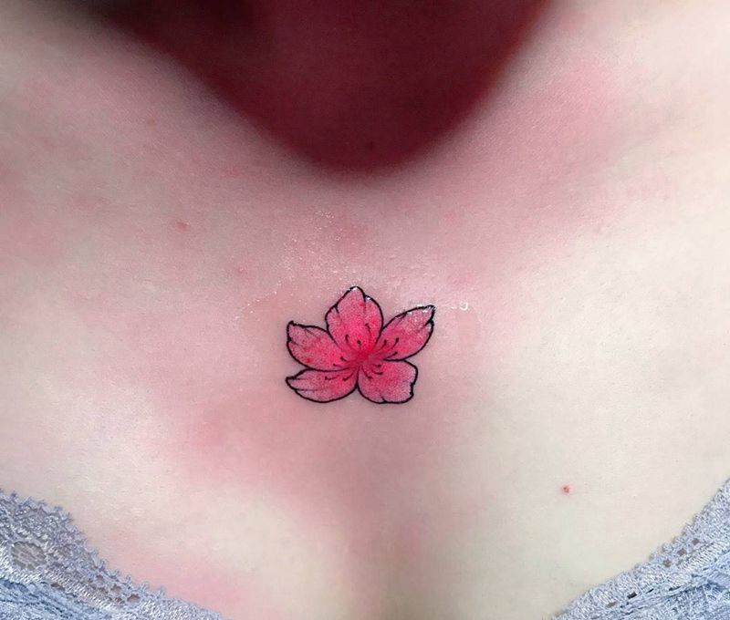 小花纹身图片_成品胸部纹身图案