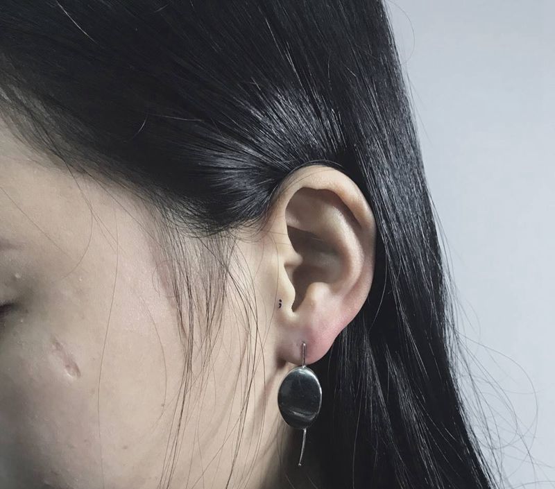 标点符号纹身图片_成品颈部清新字符纹身图案