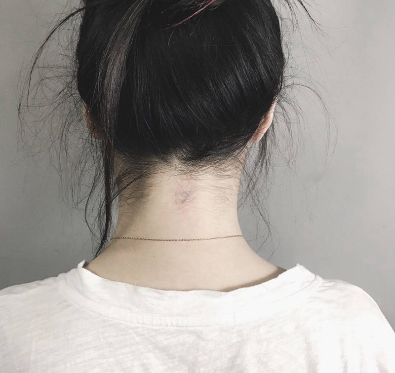 白色纹身纹身图片_成品颈部清新字符纹身图案