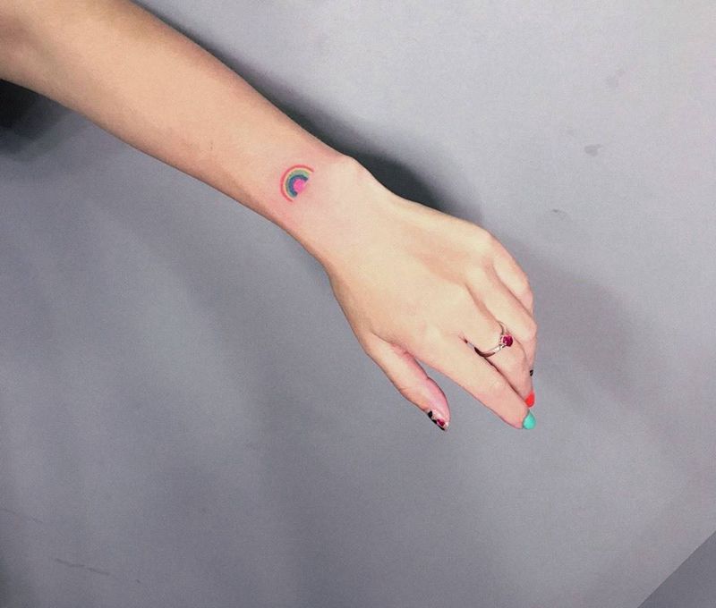 彩虹纹身图片_成品手部清新字符静物纹身图案