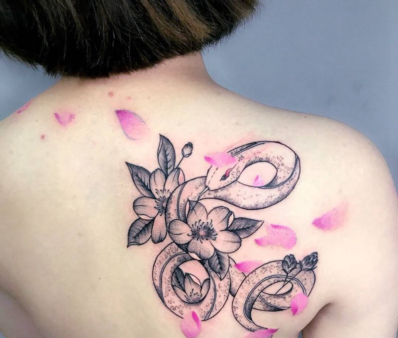 蛇和桃花纹身图片_成品肩部清新传统动物植物纹身图案