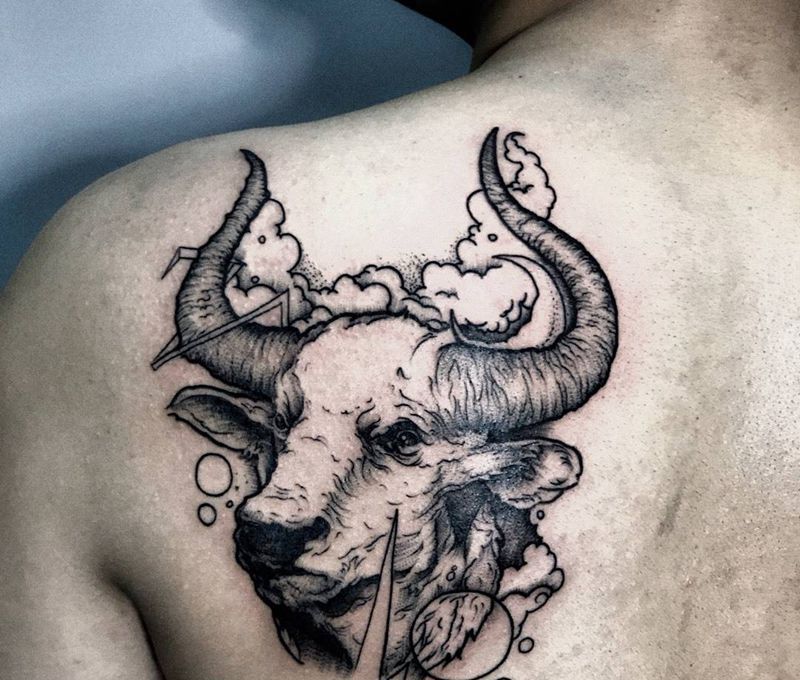 牛纹身图片_成品背部传统动物纹身图案