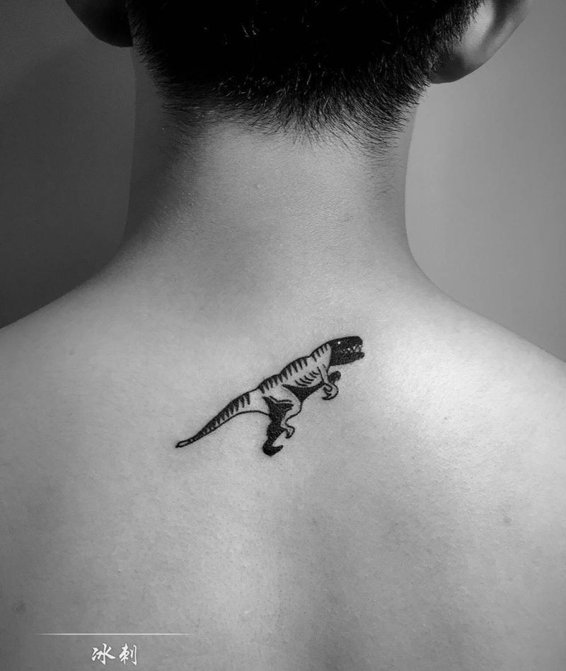 小恐龙纹身图片_成品背部清新纹身图案