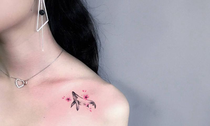 鲸纹身图片_成品胸部肩部清新动物纹身图案