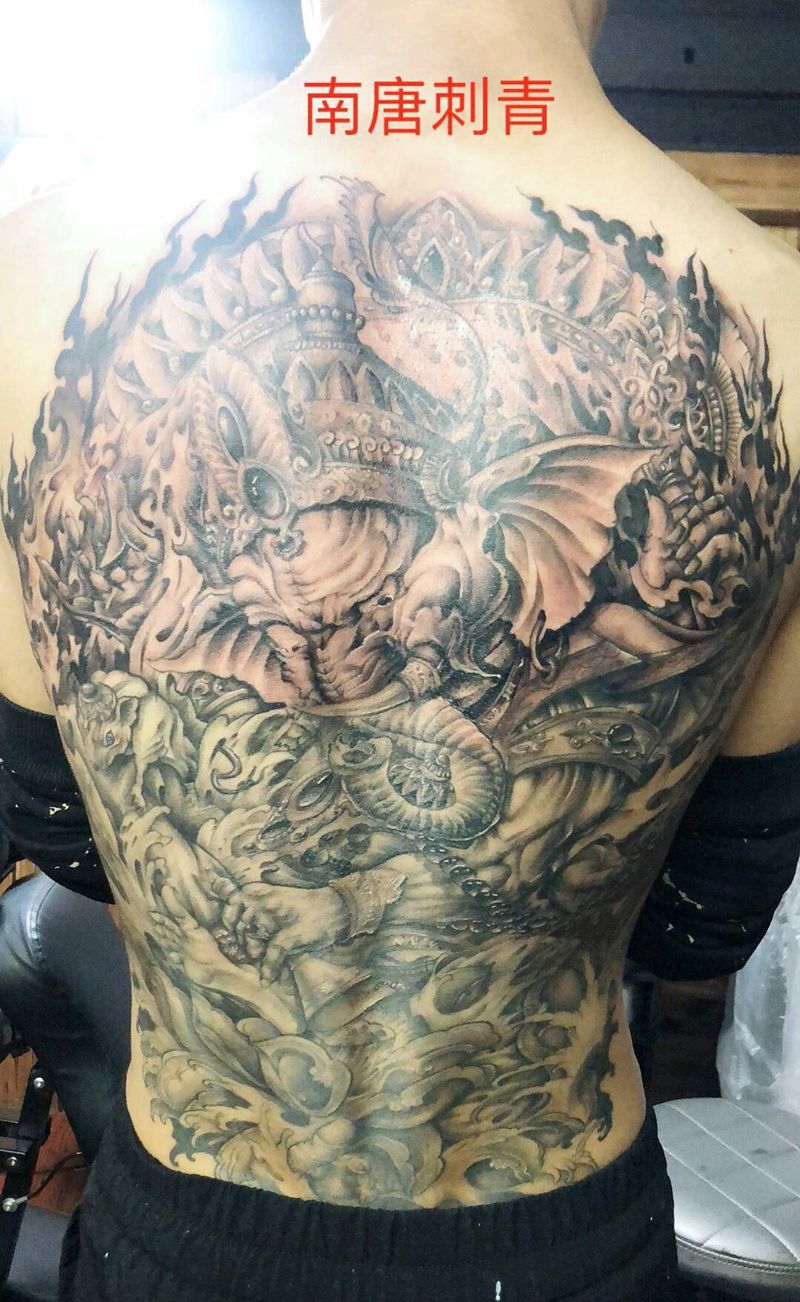 满背象神纹身图片_背部新传统纹身图案