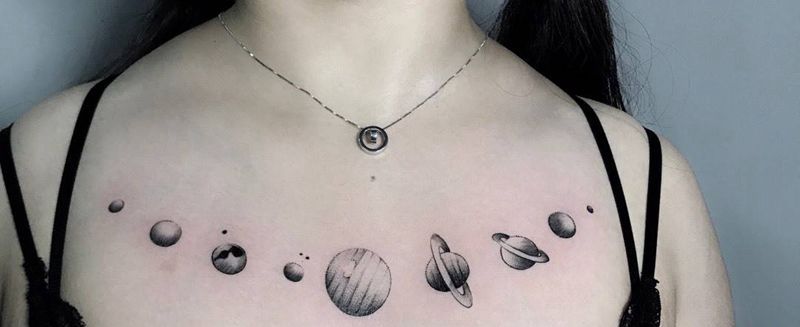 行星纹身图片_成品胸部清新几何字符纹身图案