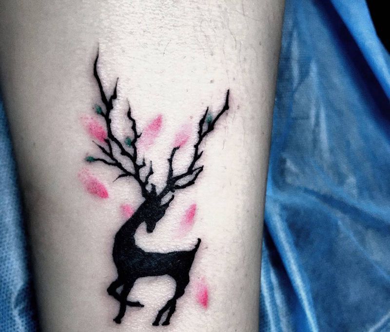 小鹿纹身图片_成品腿部清新动物纹身图案