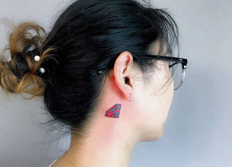 超人纹身图片_成品颈部清新几何纹身图案